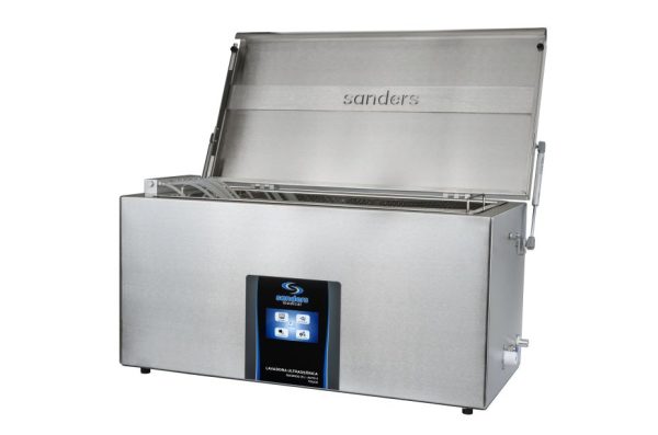 Lavadora ultrassônica SW4000 WJ AUTO 2 TOUCH de 40 litros da Sanders do Brasil, utilizada para limpeza profunda de instrumentos médicos e odontológicos por meio de vibrações de alta frequência.